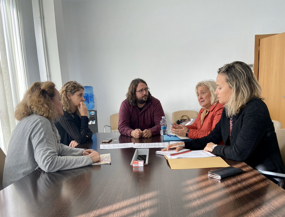 popularesVLC's tweet photo. 🏘 @MJFSanSegundo y @PaulaLlobet se han reunido esta mañana con @avaecval para conocer de primera mano las reivindicaciones de la asociación 👥🗣 https://t.co/T6nXmGp6V6