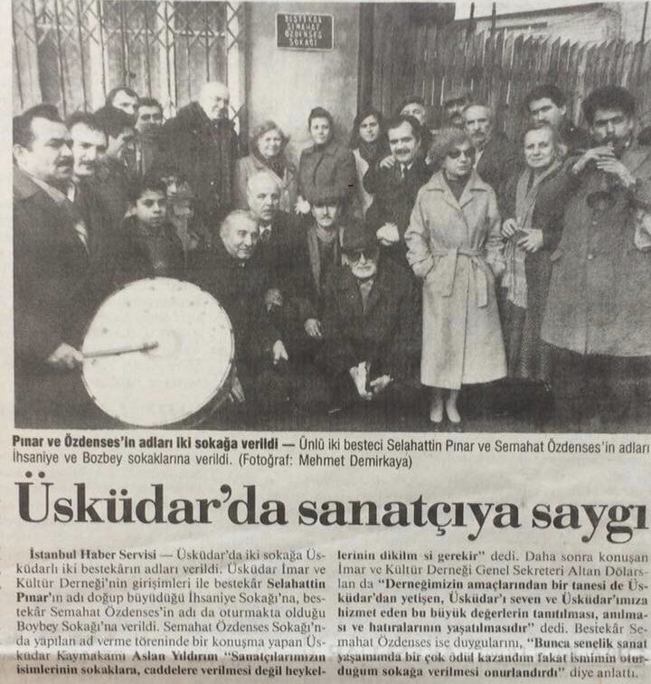 Tekin Deniz (@tekindeniz_) on Twitter photo Bir ara #SelahattinPınar sokağın girişine bir gramofon koydular.Gündüzleri makul bir ses ayarıyla Selahattin Pınar’ın sesi duyuluyordu. Biraz yanına yanaşıp dinliyordunuz.,Yazık ki kaldırmışlar. ( Yani umarım çalmamışlardır. ) Bir ara #SelahattinPınar sokağın girişine bir gramofon koydular.Gündüzleri makul bir ses ayarıyla Selahattin Pınar’ın sesi duyuluyordu. Biraz yanına yanaşıp dinliyordunuz.,Yazık ki kaldırmışlar. ( Yani umarım çalmamışlardır. )