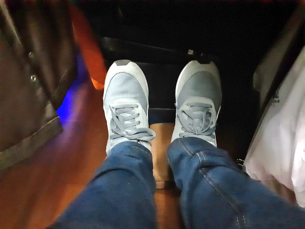 「今から東京向かいます。 今回も節約して夜行バスです。 荷物は出来る限り少なくした方が良いのに、思わず買ってしまったドラえ」オオヒラ航多兇人