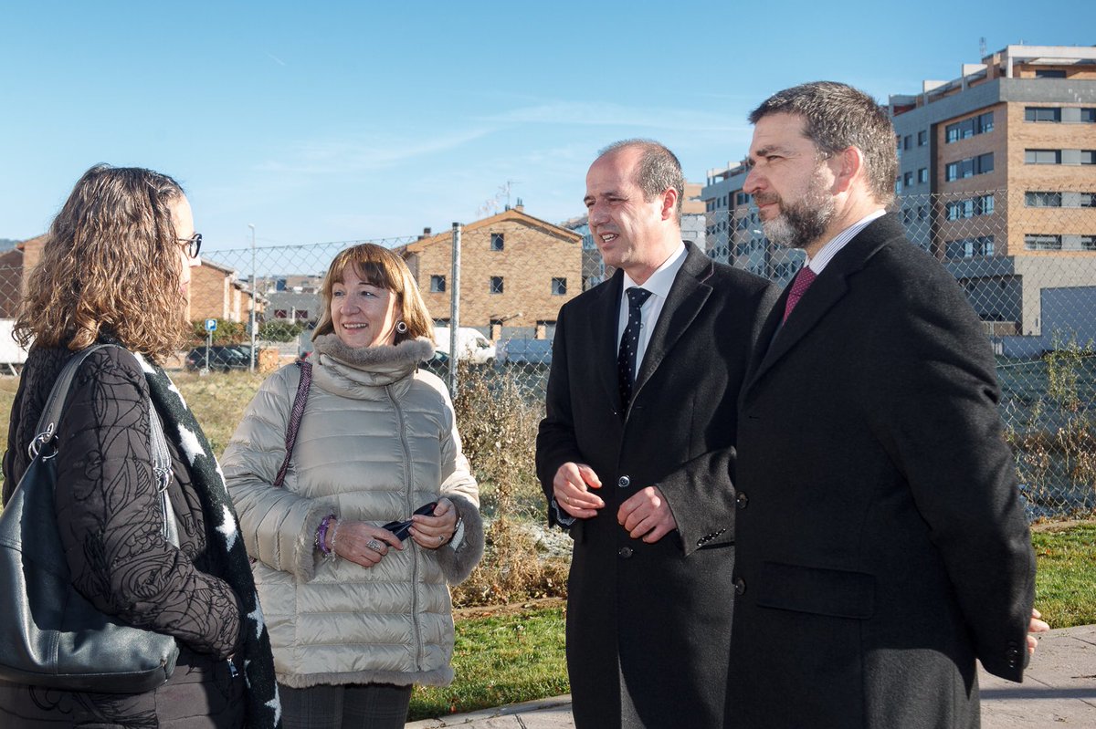 CsGuadaCiudad's tweet photo. 👏🏼 Seguimos desbloqueando proyectos; en este caso se han cedido los terrenos para la construcción del nuevo Centro de Salud en #LosValles 

🗣 Esta mañana @RafaPerezCs Primer Teniente Alcalde y responsable del área de Urbanismo ha acompañado al alcalde @AlbertoRojoBlas https://t.co/Q08hCuCpYP