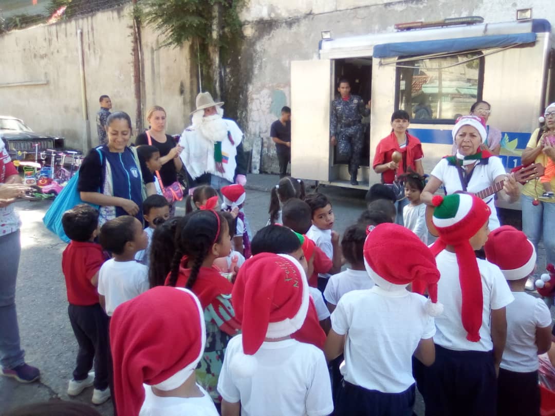 CeinCecca's tweet photo. Patinata y Parranda Navideña en la Plaza Lisandro Alvarado @MPPEDUCACION @psuvaristobulo @ZonaEducativaDC @zedcinicial #GobiernoDelPueblo https://t.co/ixhzoieE8f
