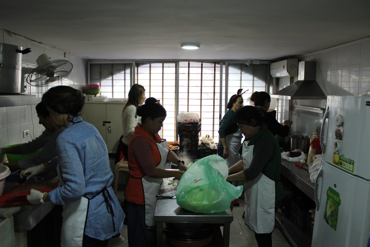 SafirAustralia's tweet photo. Today, the #Australian Embassy team put on aprons to cook free meals @BonheurDuCiel for people in #Beirut who are going through difficult times. #supportlebanon #supportlebanese https://t.co/sZtZgFmOhJ
