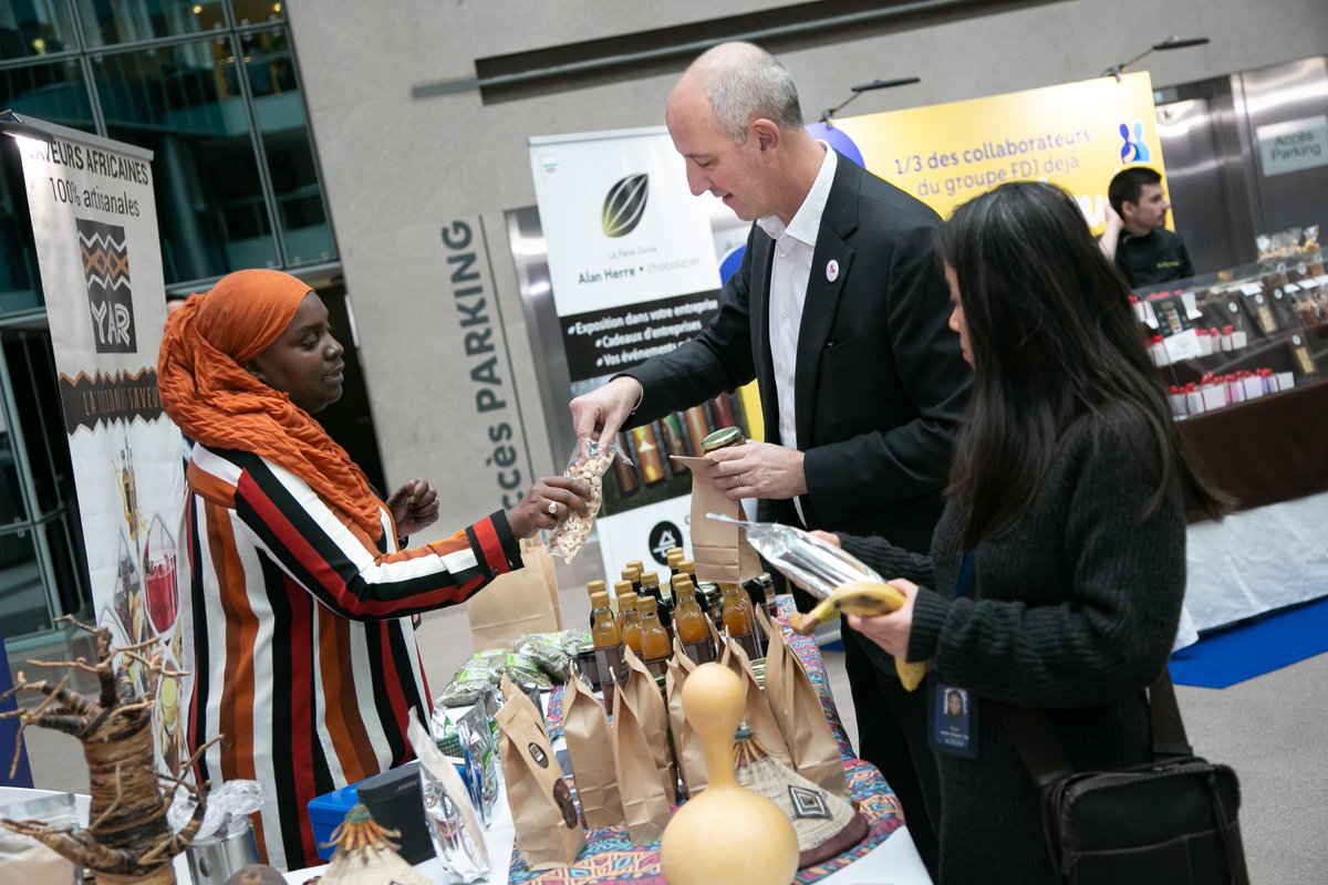 Adieorg's tweet photo. Le 3/12 pour #GivingTuesdayFr, la Française des Jeux a mis en avant le talent de créateurs soutenus par l'Adie en organisant un marché de Noël dans ses locaux. Une occasion également de valoriser @l_arrondi sur salaire en faveur de nos actions. Merci à la Fondation @FDJ ! https://t.co/fryzvtnEBv