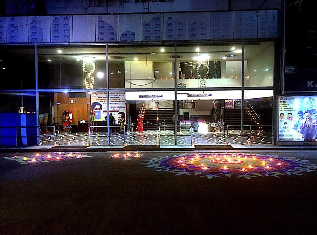 RohiniSilverScr's tweet photo. That engal veetil ella naalum #Karthigai  moment at #FansFortRohini 

#ThiruKarthigai Celebrations🔥💥

#KarthigaiDeepam https://t.co/QSUojsuj5S