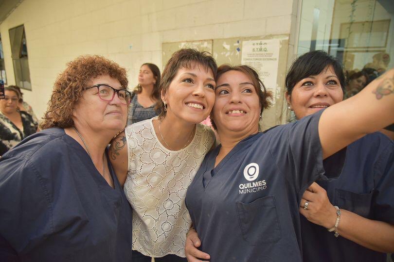 mayrasmendoza's tweet photo. Hoy firmamos las actas de traspaso de mando junto a @YoSoyMartiniano 

¡Gracias a los trabajadores que me recibieron con tanto cariño! Estoy segura que entre todos y todas transformaremos la historia de nuestra querida ciudad.

#QuilmesUnido #ArgentinaUnida 💛🇦🇷 https://t.co/PXyFMoLllO