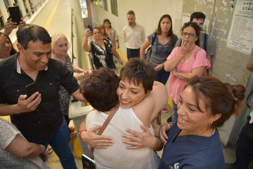 mayrasmendoza's tweet photo. Hoy firmamos las actas de traspaso de mando junto a @YoSoyMartiniano 

¡Gracias a los trabajadores que me recibieron con tanto cariño! Estoy segura que entre todos y todas transformaremos la historia de nuestra querida ciudad.

#QuilmesUnido #ArgentinaUnida 💛🇦🇷 https://t.co/PXyFMoLllO