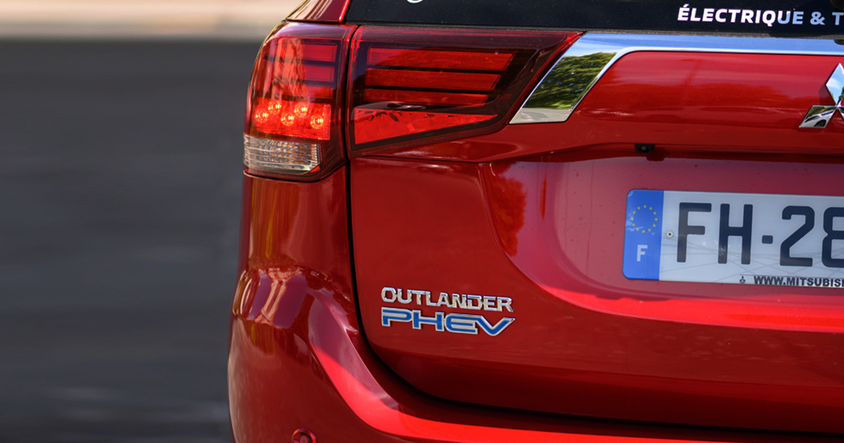 Des lignes sublimées par un extérieur Diamond Red. Configurez votre #OutlanderPHEV avec la couleur qui vous inspire : mitsubishi-motors.fr/configurer/nou…