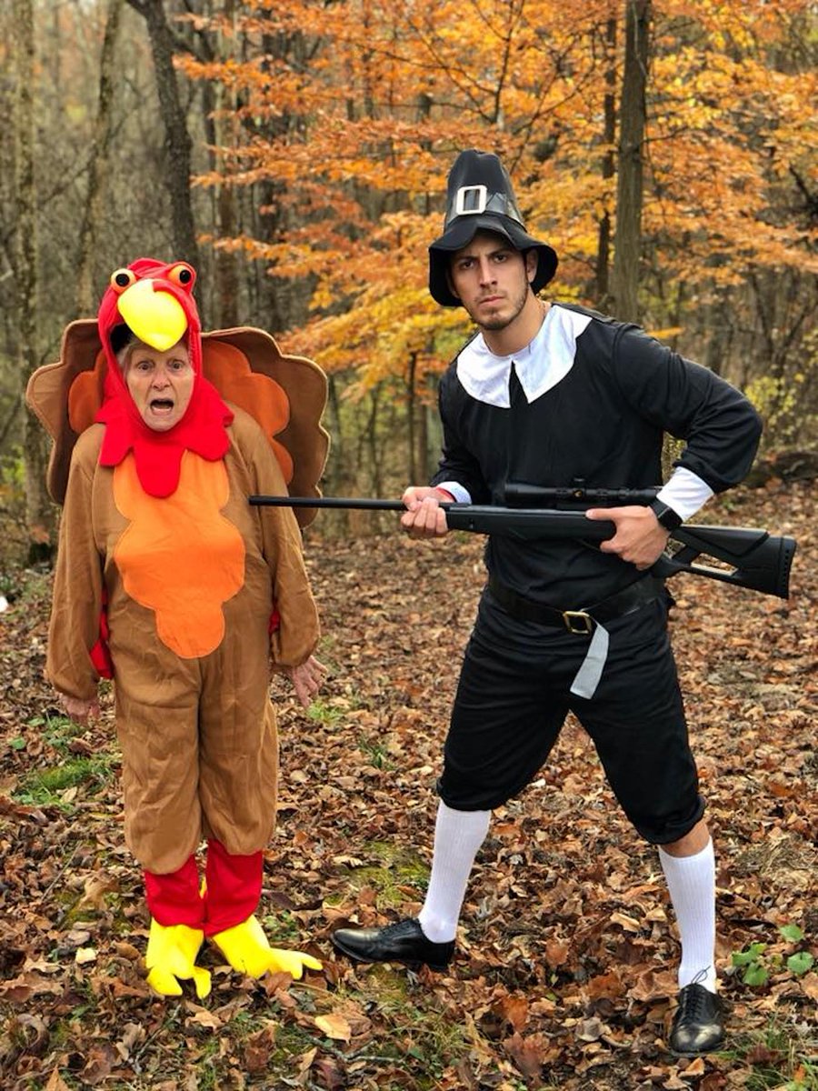 creapills's tweet photo. Avec sa grand-mère de 93 ans, il pose dans des photos costumées pour un beau moment de complicité

Voir toutes les photos : https://t.co/tEqyunBUDf https://t.co/A2UJOeQMqW