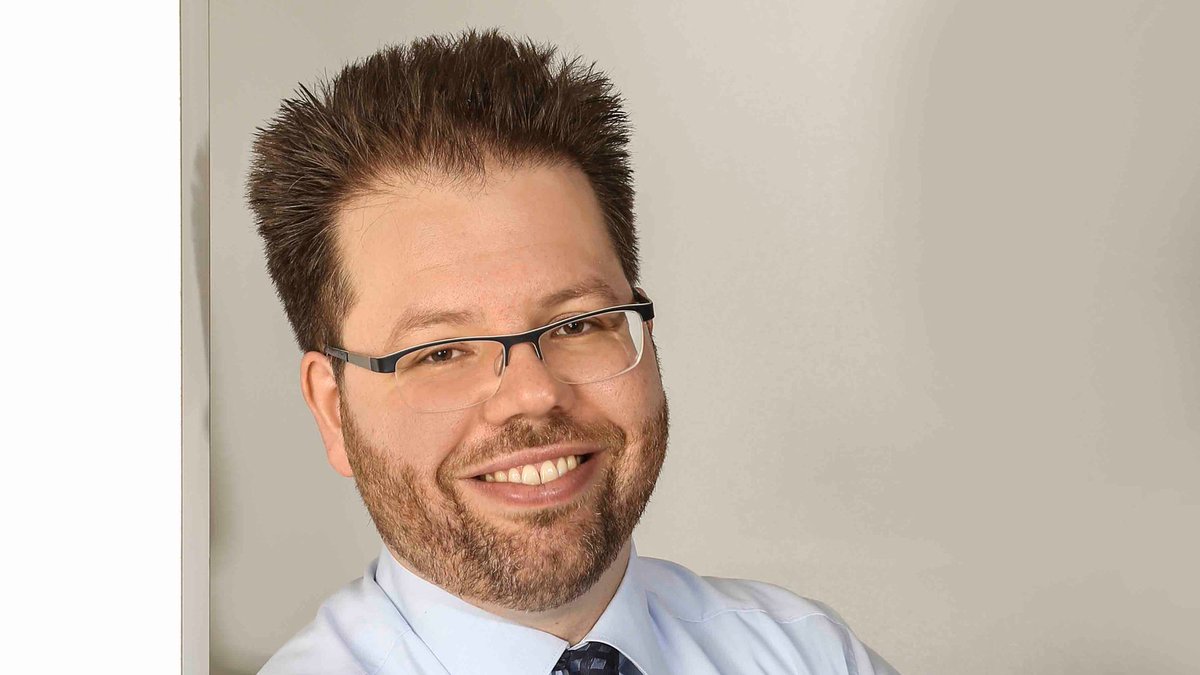 unidue's tweet photo. Prof. Achim Goerres receives a 2 million Euro #ConsolidatorGrant @ERC_Research. This will enable him to implement his ambitious #POLITSOLID project over the next five years, which investigates political solidarities in #Europe. https://t.co/mmPihy1bWQ https://t.co/GTKbWadp6v