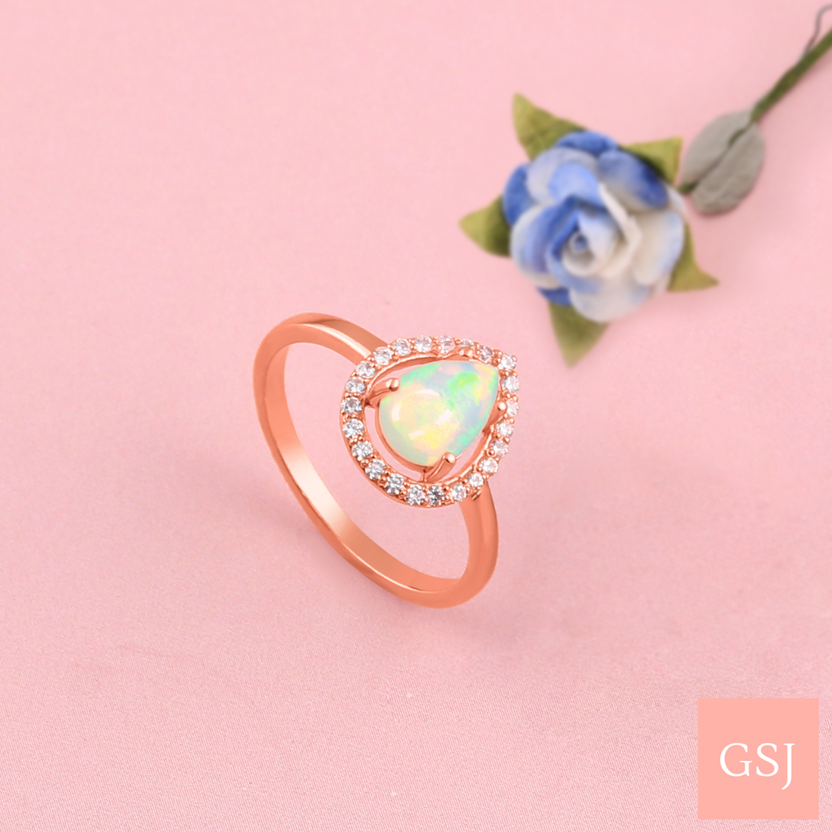 This exquisite, dainty Pear Moonstone Ring gets complete with immaculate design. 
Stay cosy this Xmas with this remembrance of Spring-Summer!
#GSJ #stonejewelry #925sterlingsilver #onlinejewelery #jewelryforwomen #moonstone #pearring  #rosegold #vermeil #moonstonejewelery