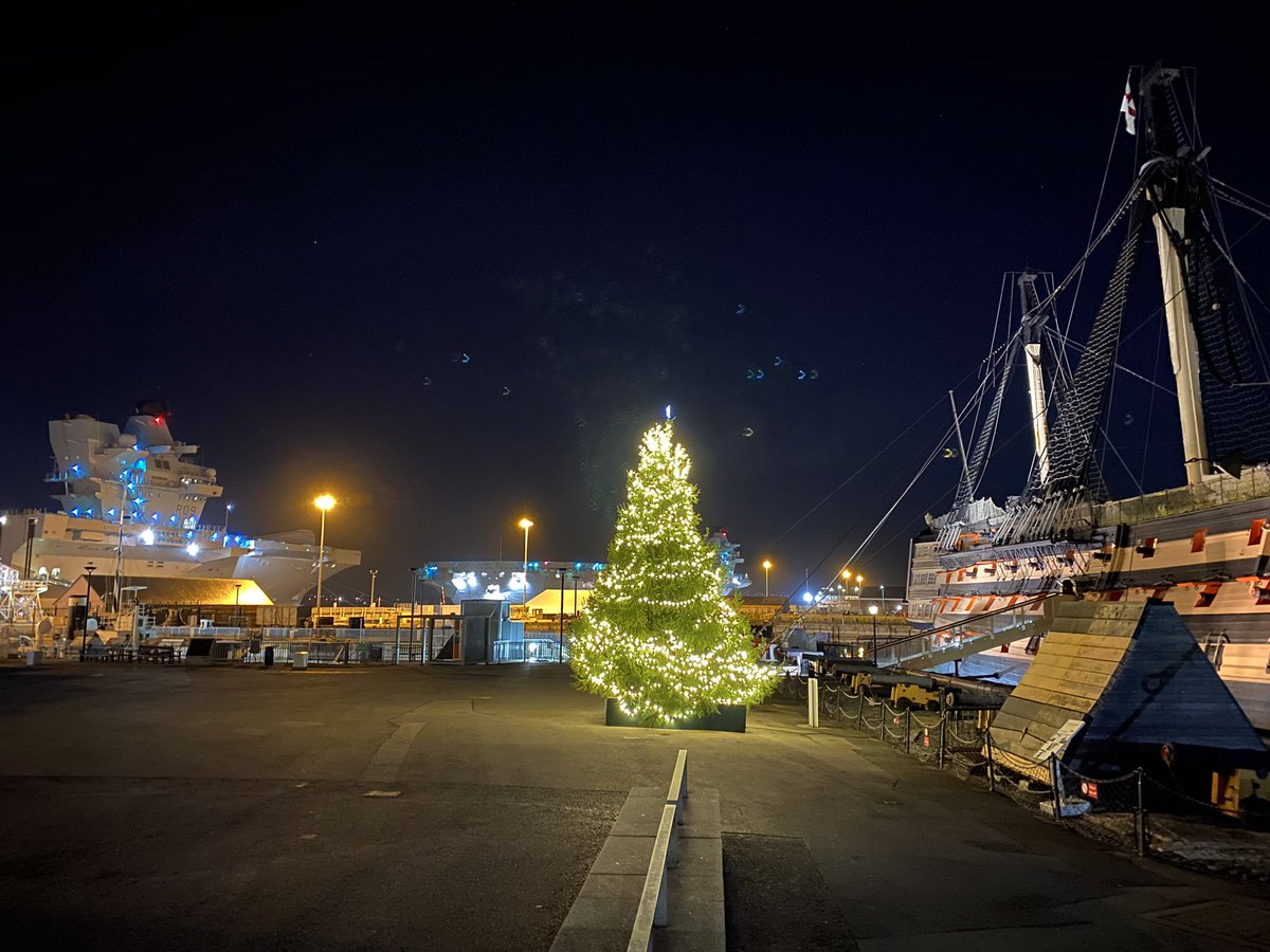edwardstrngr65's tweet photo. A stimulating discussion last night with UK COS on the future of warfare on the soon to be commissioned #hmsprinceofwales
And a marvellous nocturnal view of the oldest and newest commissioned warships in the @RoyalNavy (with @HMSQNLZ looking on).
#hms_Victory https://t.co/JcNGaZeEec