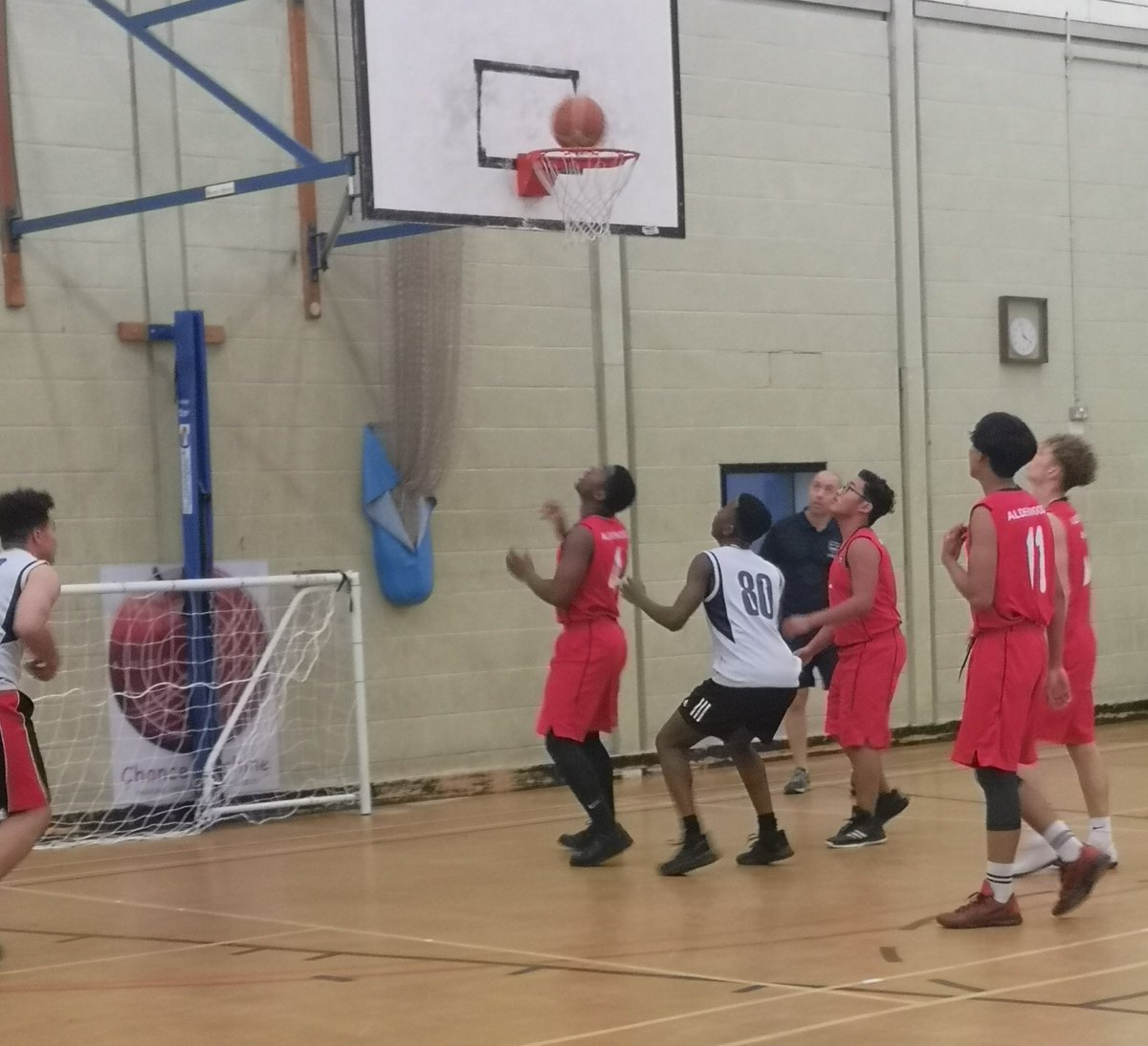 Wavell_PE's tweet photo. TWO POINTS! Year 11 currently trailing at home to @alderwood_pe in a fast paced game. #WavellJets https://t.co/hTbaqyWkVP