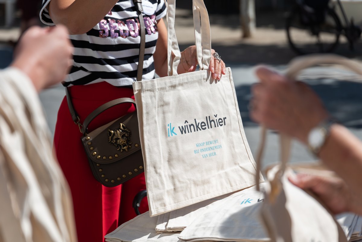 Het is gelukt! <a href="/VanDaleUitgever/">Van Dale Uitgevers</a> nomineerde het woord 'winkelhieren' als Woord van het Jaar! Welk woord het uiteindelijk haalt, bepaal jij zelf mee. Breng ook jij je stem uit? Stemmen kan tot 16/12 via bit.ly/2t4twwR #winkelhier