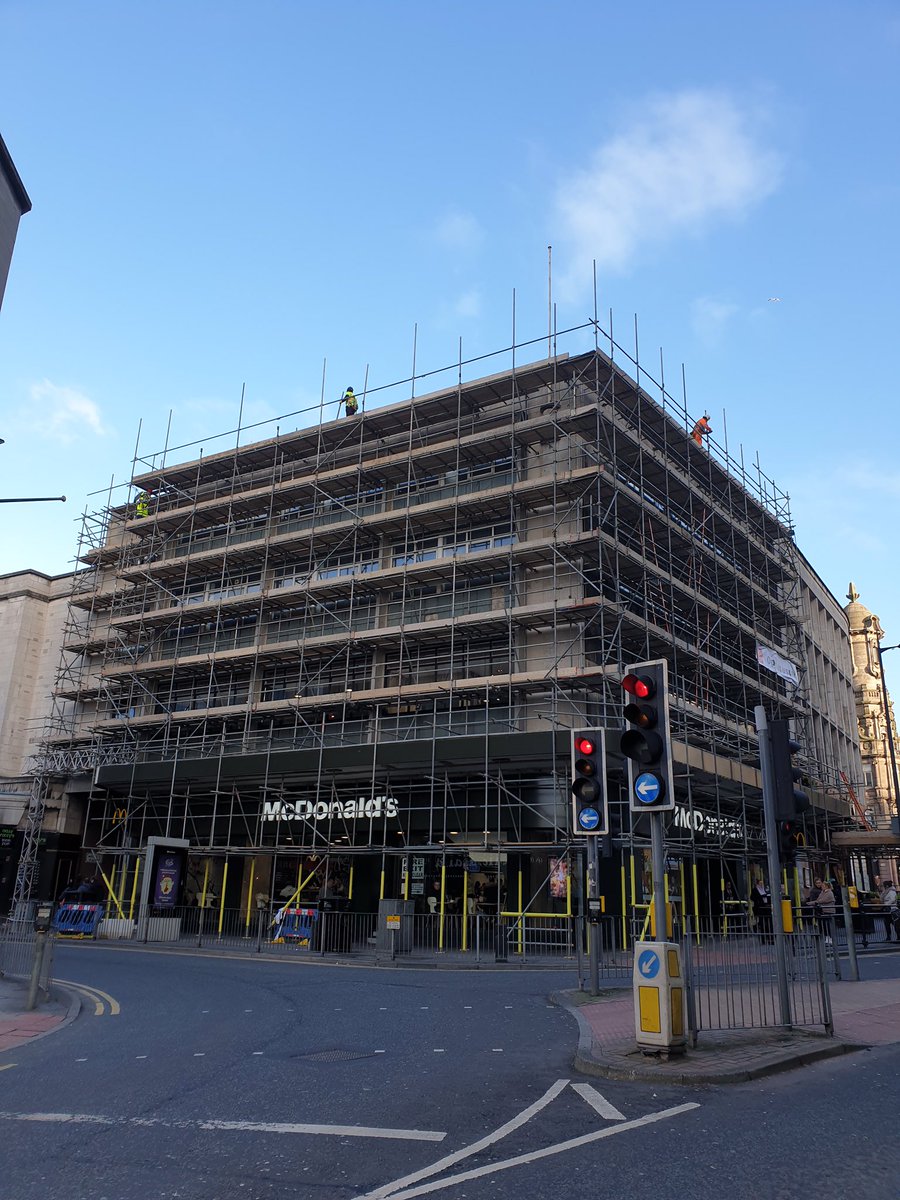 ConnollyScaffo1's tweet photo. Our job at McDonalds in Liverpool. All of this is happening with minimal disruption to McDonalds and also the public! Also using beams to still provide access for other vehicles in the area. https://t.co/Lj9MKAY9Lr