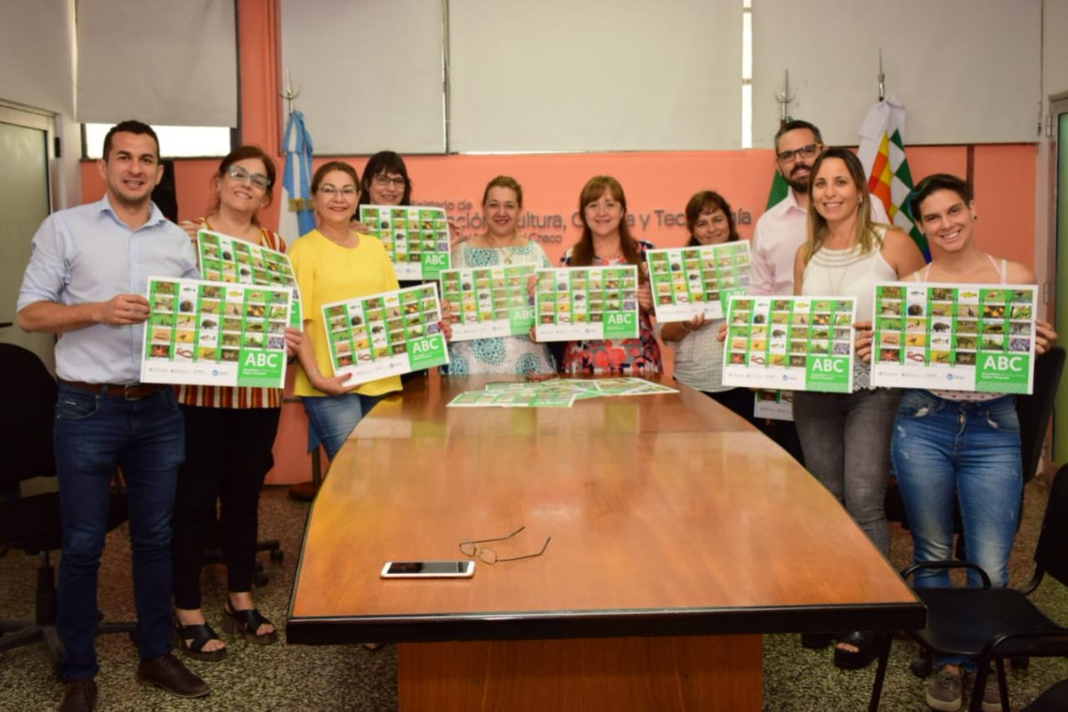 Educ_Amb_Chaco's tweet photo. Entrega de material para la Educación Ambiental formal al Ministerio de Educación, Agradecemos a la @AsuntosInter_Ch #Abecedario de #floral y #Fauna de la Región Chaqueña con muestrario de las especies #autóctonas
#SomosAmbiente #CambioClimatico 
#ambiente #educaciónambiental https://t.co/Os8GFJsfOH