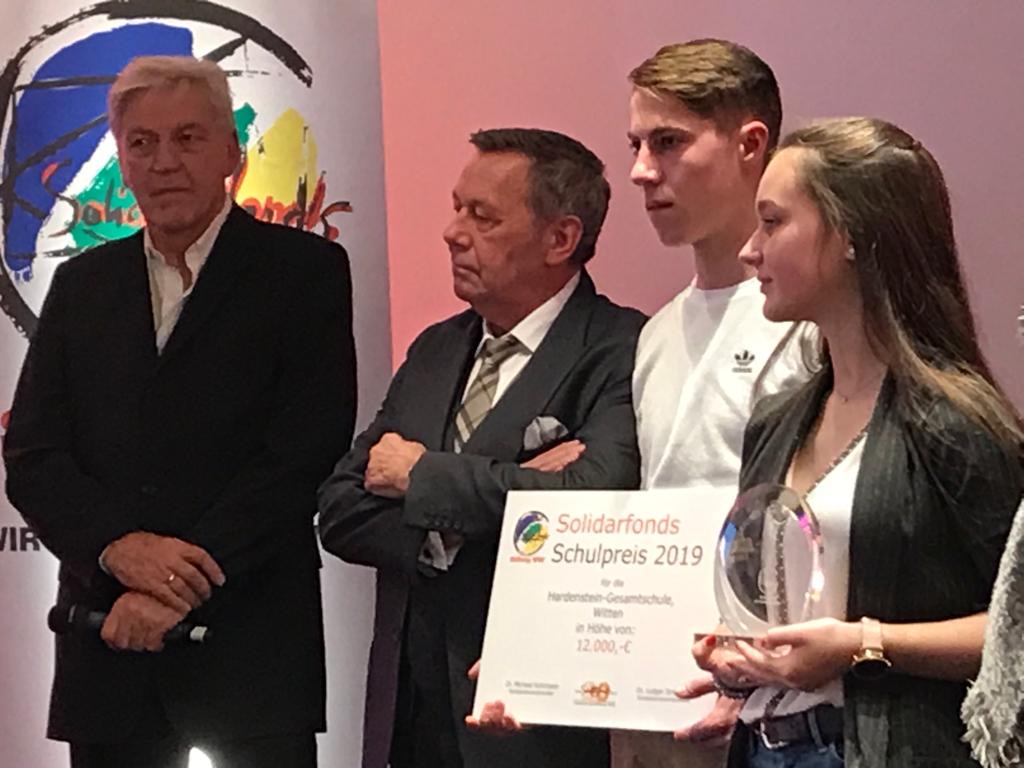 Rtl West Na Twitteru Die Solidarfonds Stiftung Nrw Hat Heute In Castroprauxel Den Schulpreis Verliehen Den 1 Platz Belegte Die Hardenstein Gesamtschule Aus Witten Die Schuler Reparieren Fahrrader U Verschenken Sie An Fluchtlinge