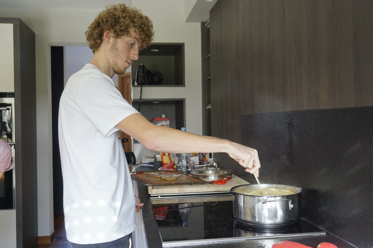 AMetrage's tweet photo. Nous commençons très fort en ce Lundi, voici Justin aka La régie. Autant dire LA personne la plus importante sur le plateau de tournage. Pas de Justin, pas de repas, pas de repas… pas de repas. Enfin, tout le monde connaît l’importance d’un bon repas. https://t.co/de9bk1bfTT