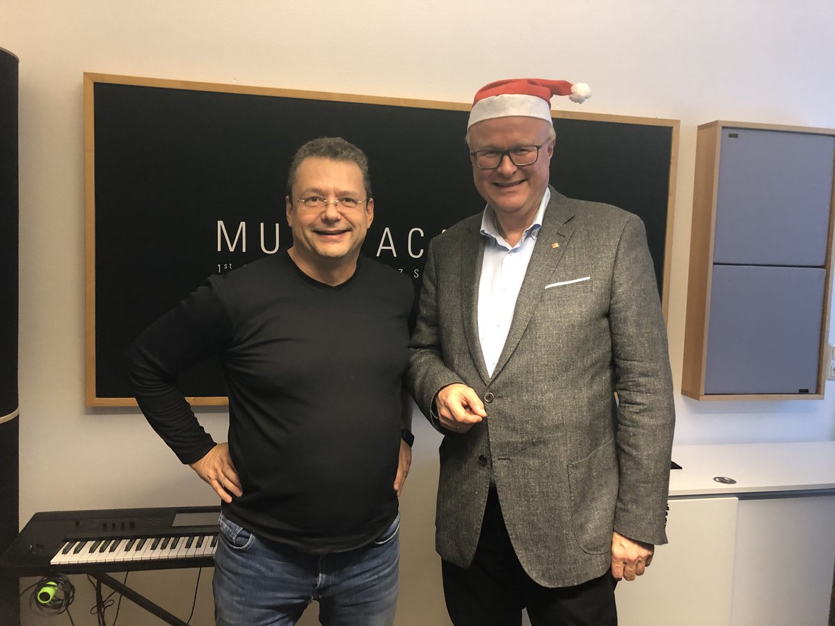 FinanzenHessen's tweet photo. Übt er etwa ein Weihnachtsständchen für sein Team?🎤😯Oder probt er für die Aufnahme seines ersten Albums? 🤔

Nein, @SchaeferHessen spricht seine Weihnachtsansage für die #Servicehotline für allg. #Steuerfragen ein -  selbstverständlich mit passendem Outfit. 🎅 #ChefmachtSachen https://t.co/zUNumKDnoZ