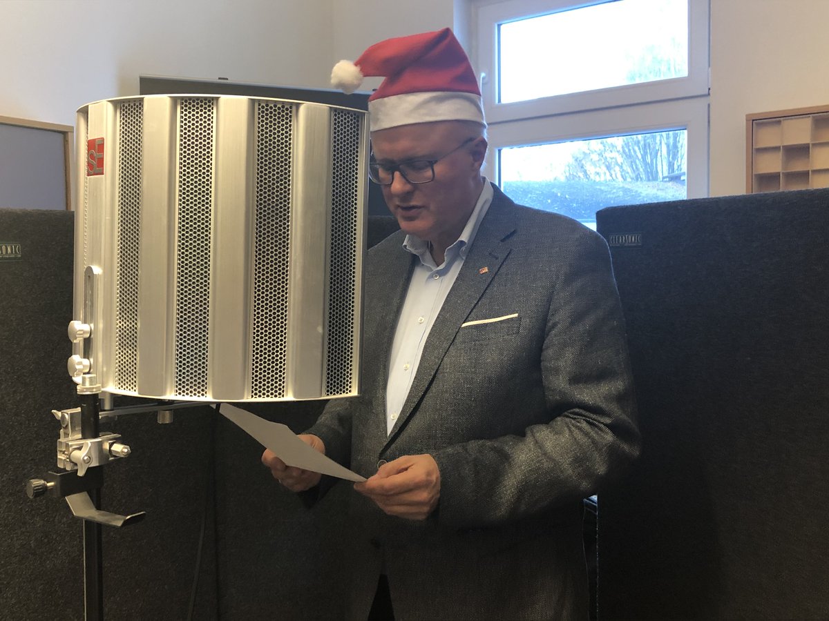 FinanzenHessen's tweet photo. Übt er etwa ein Weihnachtsständchen für sein Team?🎤😯Oder probt er für die Aufnahme seines ersten Albums? 🤔

Nein, @SchaeferHessen spricht seine Weihnachtsansage für die #Servicehotline für allg. #Steuerfragen ein -  selbstverständlich mit passendem Outfit. 🎅 #ChefmachtSachen https://t.co/zUNumKDnoZ
