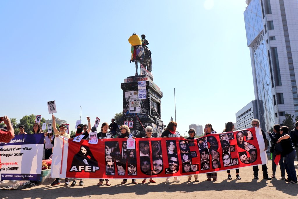 Cutchile's tweet photo. AHORA | Coordinadora Nacional de Organizaciones por los Derechos Humanos y Sociales realiza acto contra la impunidad en el Día Internacional por los #DiaDeLosDerechosHumanos https://t.co/BAagV1Y8VB