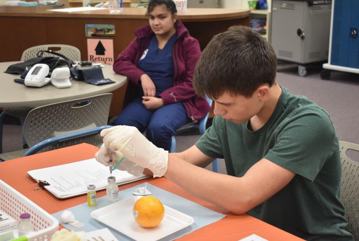 ParkHS_E's tweet photo. Check out HS&amp;Ed's very own Andrew Lawson in the @Journaltimes article about the Academy Showcase last week! #futuresurgeon #proudpanther @AcademiesRacine @RacineUnified @BloyerJody @wphsprincipal @PHS_Student_sec 

https://t.co/wJBKgHMSDI https://t.co/A87pwk3msX