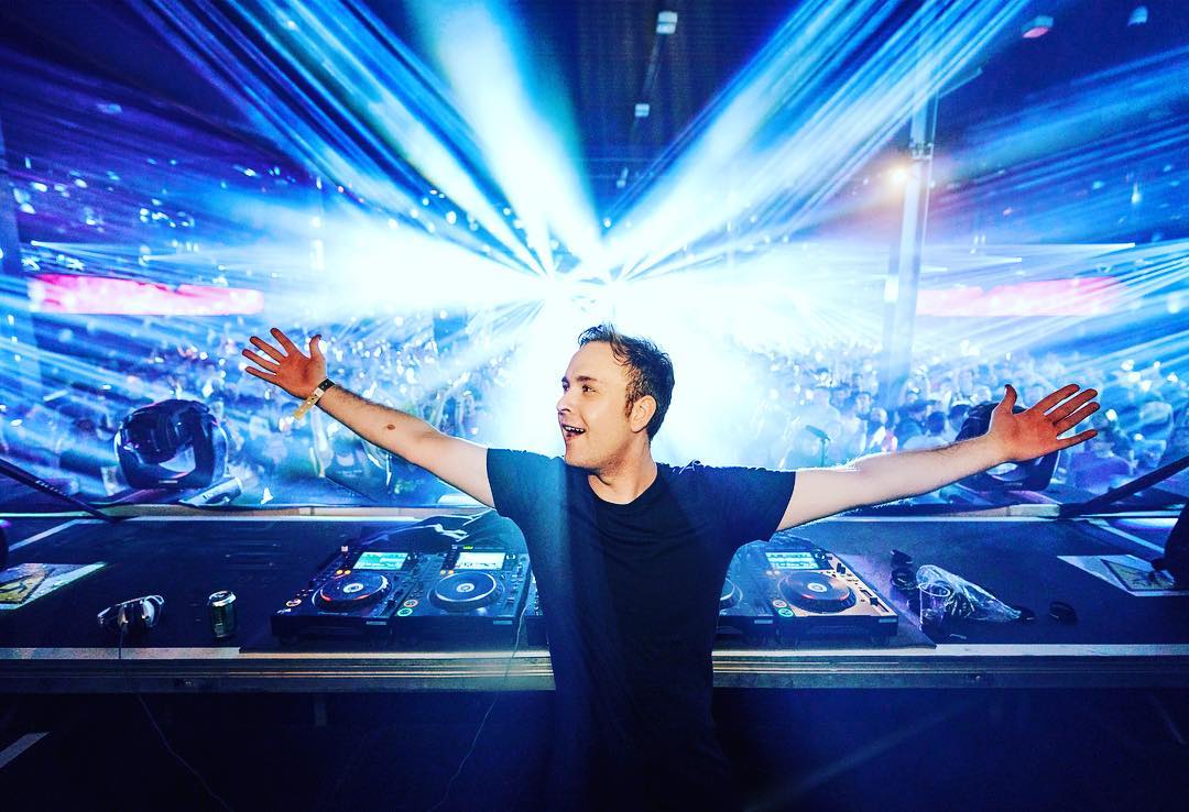 Armada's tweet photo. Happy Birthday @itslukebond! Have a great day! #lukebond #birthday https://t.co/RNQPAyBbGV