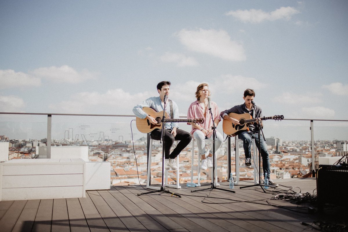 3notesintro's tweet image. Artista de la semana @whereiskobi. Somos fans.