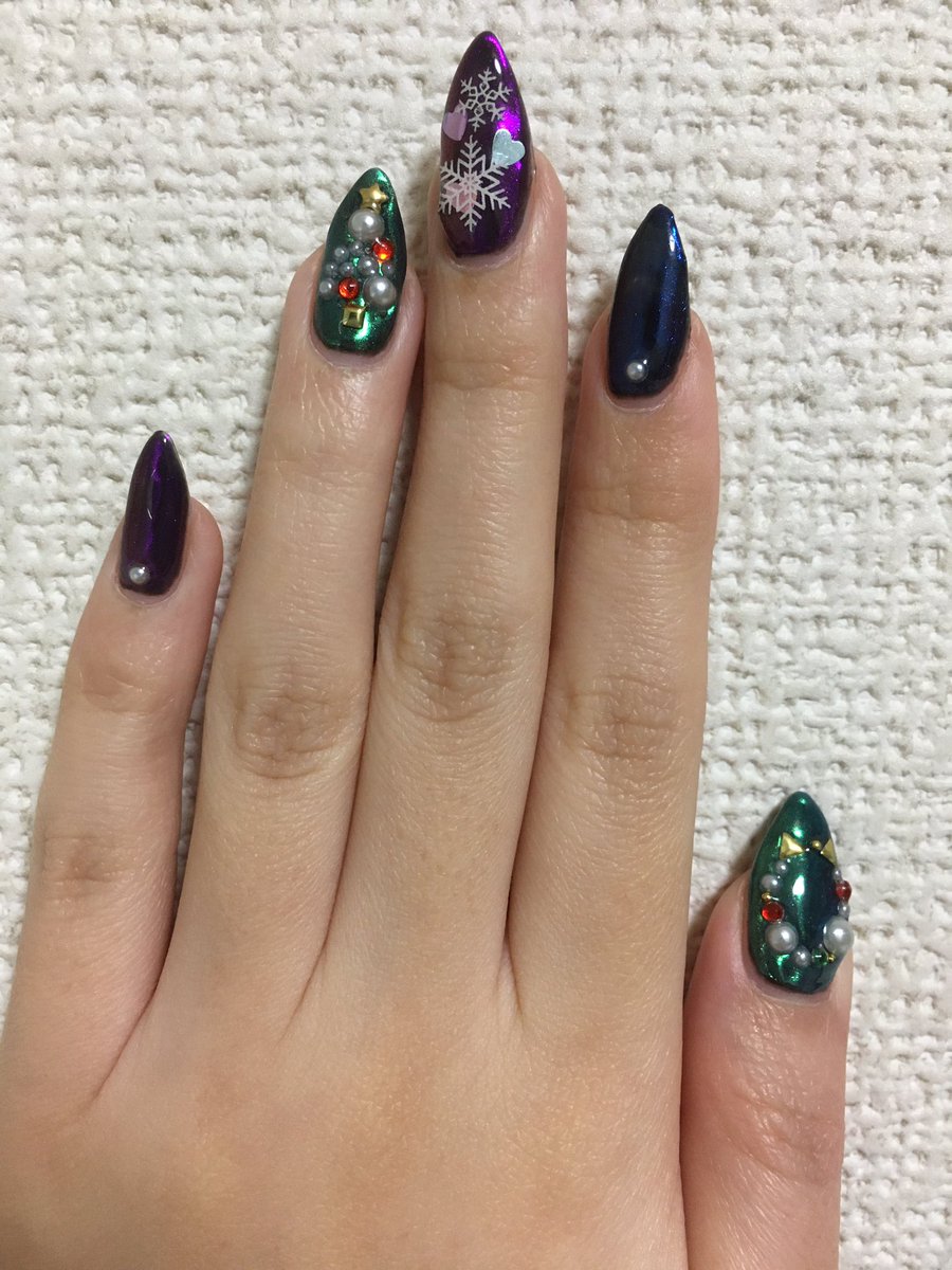 Jill 久々にクリスマスver セルフジェルネイル した クリスマスツリーとリースと雪の結晶 ミラーパウダーがこんな発色だと思わず めっちゃサイケデリックピエロな配色になってもーた でも 通ってる歯医者の 受付のお姉さんに褒められ