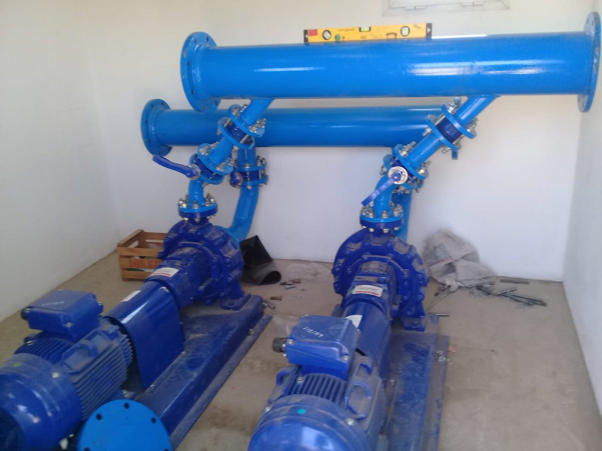 💦En #Bariloche estamos trabajando para que este verano la zona del Altos del Este tenga mejor provisión de agua potable.
👩‍👧Alrededor de 1.400 vecin@s tendrán mejor calidad de servicio.
👷‍♂️Se realizan trabajos de en la red eléctrica que abastecerá a las plantas de bombeo .