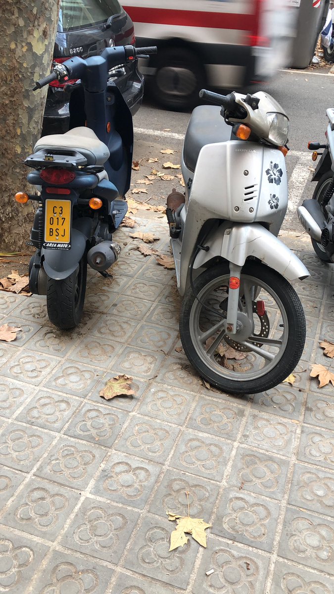 judit8383's tweet photo. Llevan 3 meses inmóviles, cómo no se podrá circular habrá un abandono enorme. También en la esquina con Concilio Trento hay un coche con 2 ruedas pinchadas @GRUAMUNICIPAL @Bcn_SantMarti https://t.co/cOwImvZICP