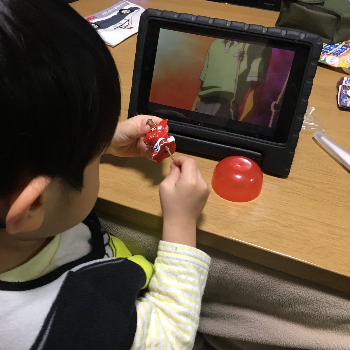 Nadare_S's tweet photo. 近所のコンビニで息子がデジモンの懐かしいガチャを真っ先に発見！
「父ちゃんのデジモン！」って叫びながら走って行ったw
Amazonプライムでデジモン見ながら遊んでる( ^ω^ )
なんのシーンか分かる人いるかな？
＃デジモン ＃ガチャ ＃ギルモン https://t.co/xSDee9CP7V