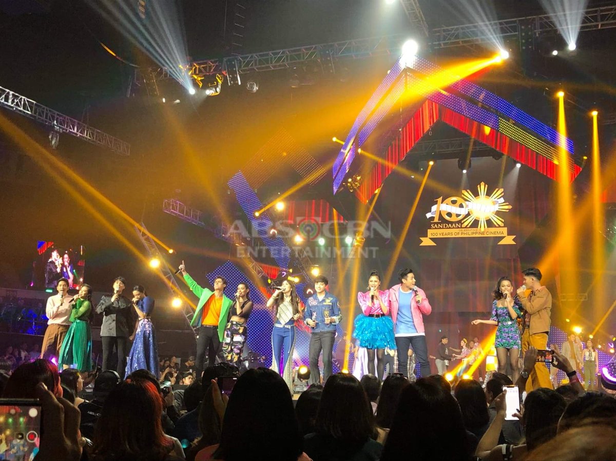 The kilig love teams of the Kapamilya network! To see moments from #ABSCBNChristmasSpecial2019, log on to ent.abs-cbn.com!