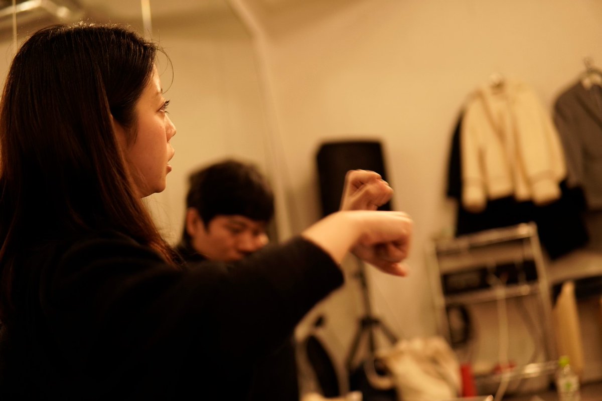 THEATRE_UBUNTU's tweet photo. 本番5日前……今日の稽古には、25Tで出演&音楽担当をしてくれた松久智実さんが来て、歌稽古をつけてくれました
難曲に苦戦しつつも、綺麗なハーモニーを作っていっています
是非、会場へ心のこもった歌を聞きに来てください!
#25d
#UBUNTU
#高田馬場 #Livecafemono
https://t.co/GbveGdeW7G https://t.co/GAxaUhUePB