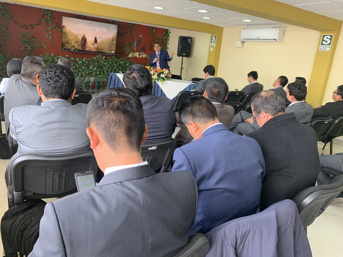 TonnyAndrews's tweet photo. “No son los grandes hombres los que transforman el mundo; Sino, los débiles y pequeños, puestos en las manos de un Dios grande”. Pr. @EnzoChavez #ConcilioAnualMLT https://t.co/JdR3iUDQJp