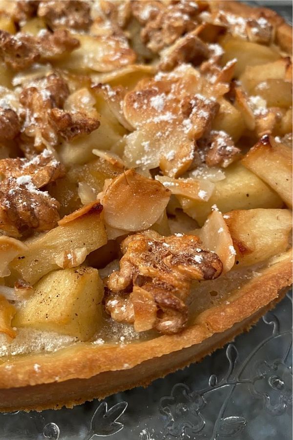 Jill_Colonna's tweet image. French Apple Nougat Tart - it's a nutcracker of a dessert, inspired by the Christmas decor in Paris's Tuileries gardens. RECIPE: buff.ly/2sh61A0

#appledesserts #frenchbaking #appletart