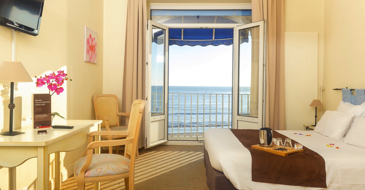 CERISE_Hotel's tweet photo. #1JOUR1HOTEL - Face à la mer, #CERISEroyan Grand Hôtel de la #Plage, est une demeure de charme de '30. L’hôtel offre une vue exceptionnelle sur la baie de #Pontaillac avec le phare de #Cordouan à l'horizon. ⚓
#cerisehotel #directbooking #holidaysinfrance https://t.co/nieVi8oAsB