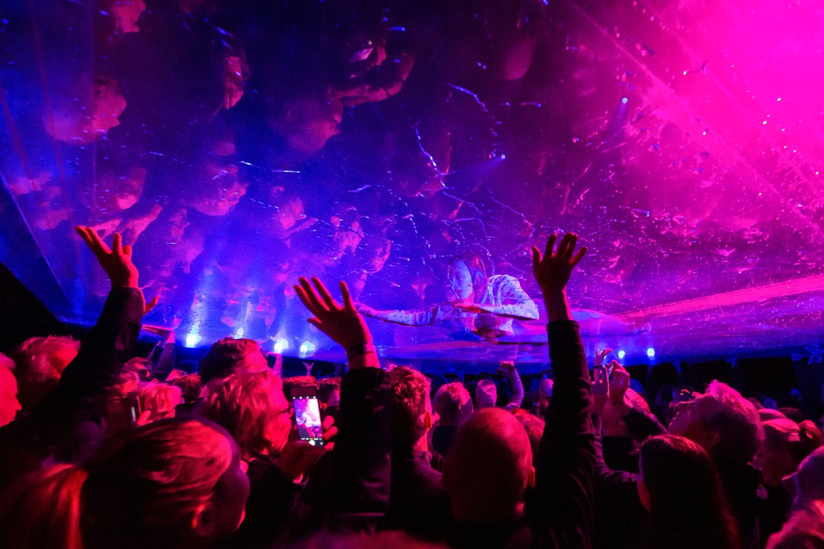 BraveNWP's tweet photo. Fuerza Bruta Festival Leeuwarden UPDATE ⚠️ 
Om de show van vanavond te garanderen is deze vervroegd! De show die vandaag gepland staat voor 19:00 is verplaatst naar 18:15! De deuren gaan open om 17:00. Wij hopen dat het iedereen lukt om op tijd aanwezig te zijn. 

Foto: Henri Vos https://t.co/LFfa2u7T1F