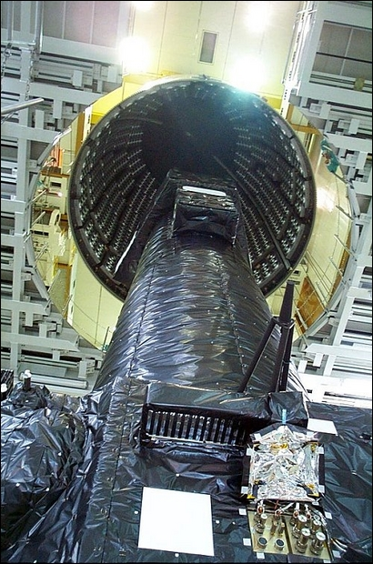 DutchSpace's tweet photo. One last view of @ESA_XMM during Ariane 5 fairing encapsulation in the BAF #V119 #XMM #XMM20years #CSG #ESA https://t.co/lTHxYOCyGC