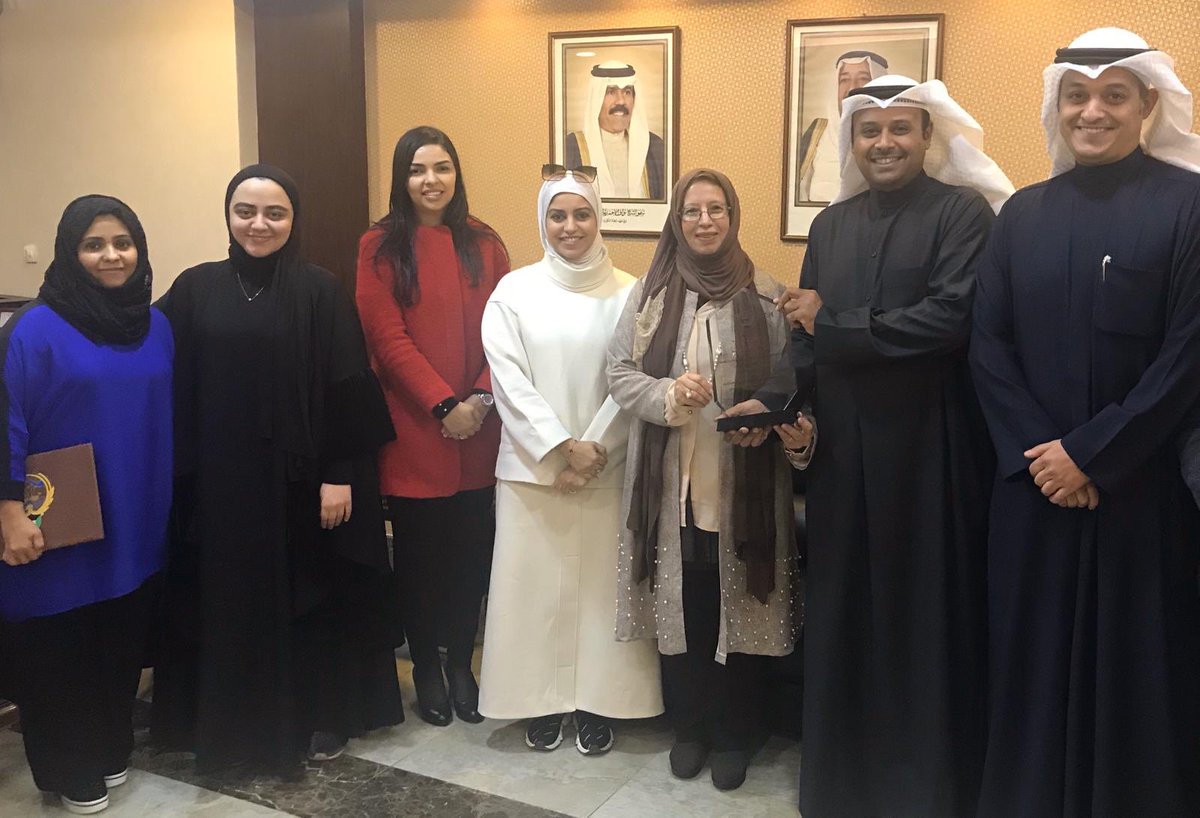 سعدت اليوم ووحدة خدمات طب الاسنان بتكريمنا لزملائنا  أطباء الاسنان بمركز محمود حاجى حيدر تقديراً لجهودهم المتميزه فى تقديم الخدمات الطبيه التوعويه للمراجعين و تشرفنا بحضور السيده مدير إدارة طب الاسنان لذلك التكريم المُستحق.  #الكويت_تستحق