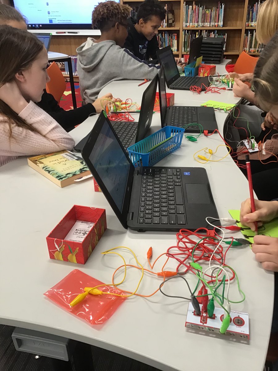 SanfordElem's tweet image. Fifth graders using Makey Makey to build circuits #nnpsproud #computerscienceweek @alexwbradshaw #sanfordone