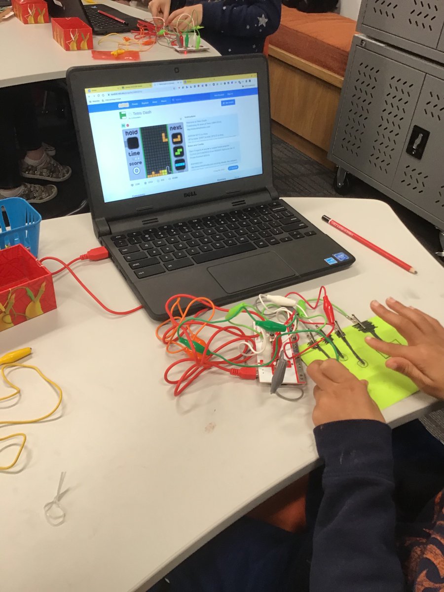 SanfordElem's tweet image. Fifth graders using Makey Makey to build circuits #nnpsproud #computerscienceweek @alexwbradshaw #sanfordone