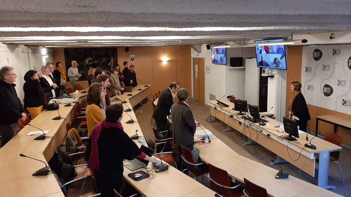 Cpeltiered's tweet photo. Aujourd'hui @AgroSupDijon, Isabelle Gaborieau fait briller l'accompagnement du #DNA made in @BergerieNat en devenant docteure dès sciences de éducation pour son travail sur #Enseigneràproduireautrement avec des élèves en #BacProCGEA
Félicitations https://t.co/2HhVjrOg1X