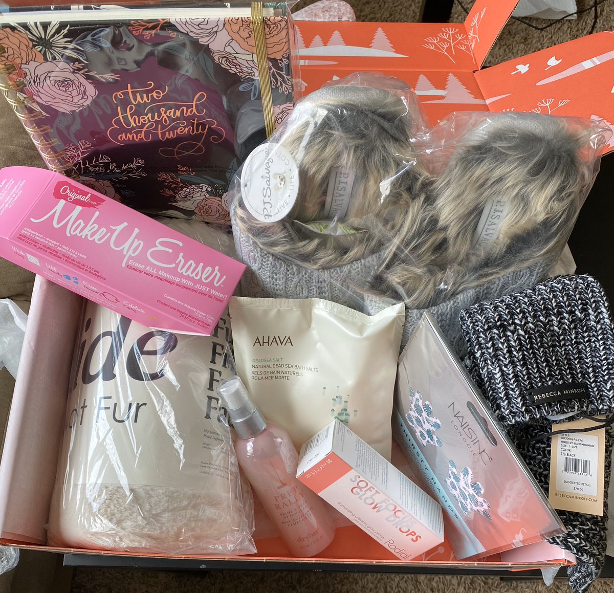 #fabfitfun box came today 😍😍😍 in love with my new goodies!!  This is a must to start each season off right and you get full size high end products!!! I’ve been getting this for a few yrs now and I’ve never been… instagram.com/p/B50PTqkBDre/…