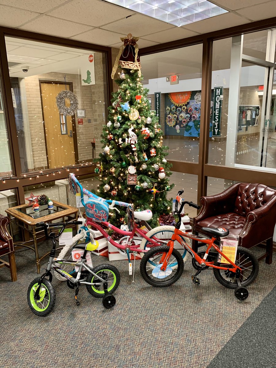 AFHelpsTeachers's tweet photo. We are suprising a few deserving @AliefISD kiddos with an early #Christmas gift this morning! We are grateful for the opportunity to be of service and to be a part of the @Youens_Gators family https://t.co/qnGIe7i7XV