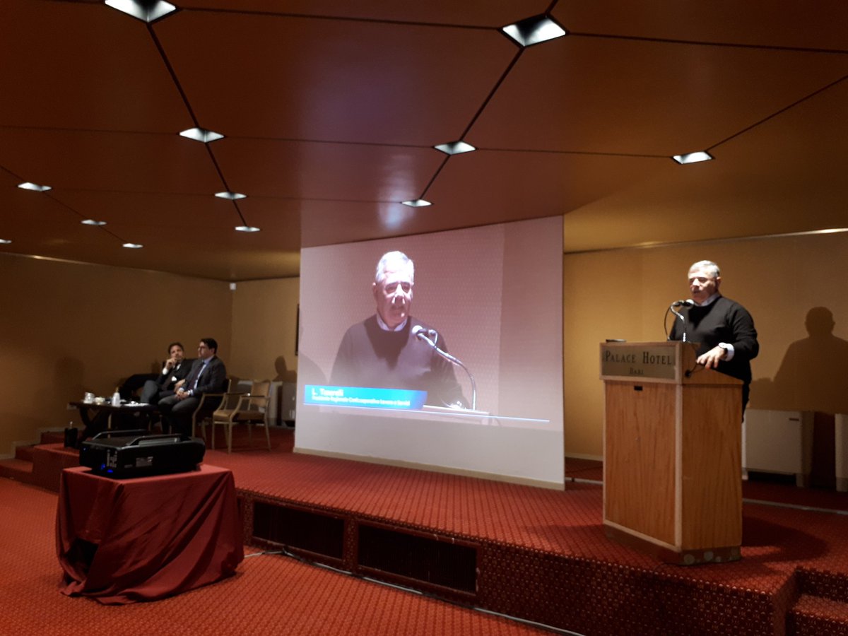 ConfcoopLavoro's tweet photo. @TenerelliLivio introduce la #secondatappa #innovationnetcooptour innovare vuol dire scegliere le soluzioni migliori per le nostre attività. Cooperazione è portartice di per sé di innovazione https://t.co/5zQKvI7HHl