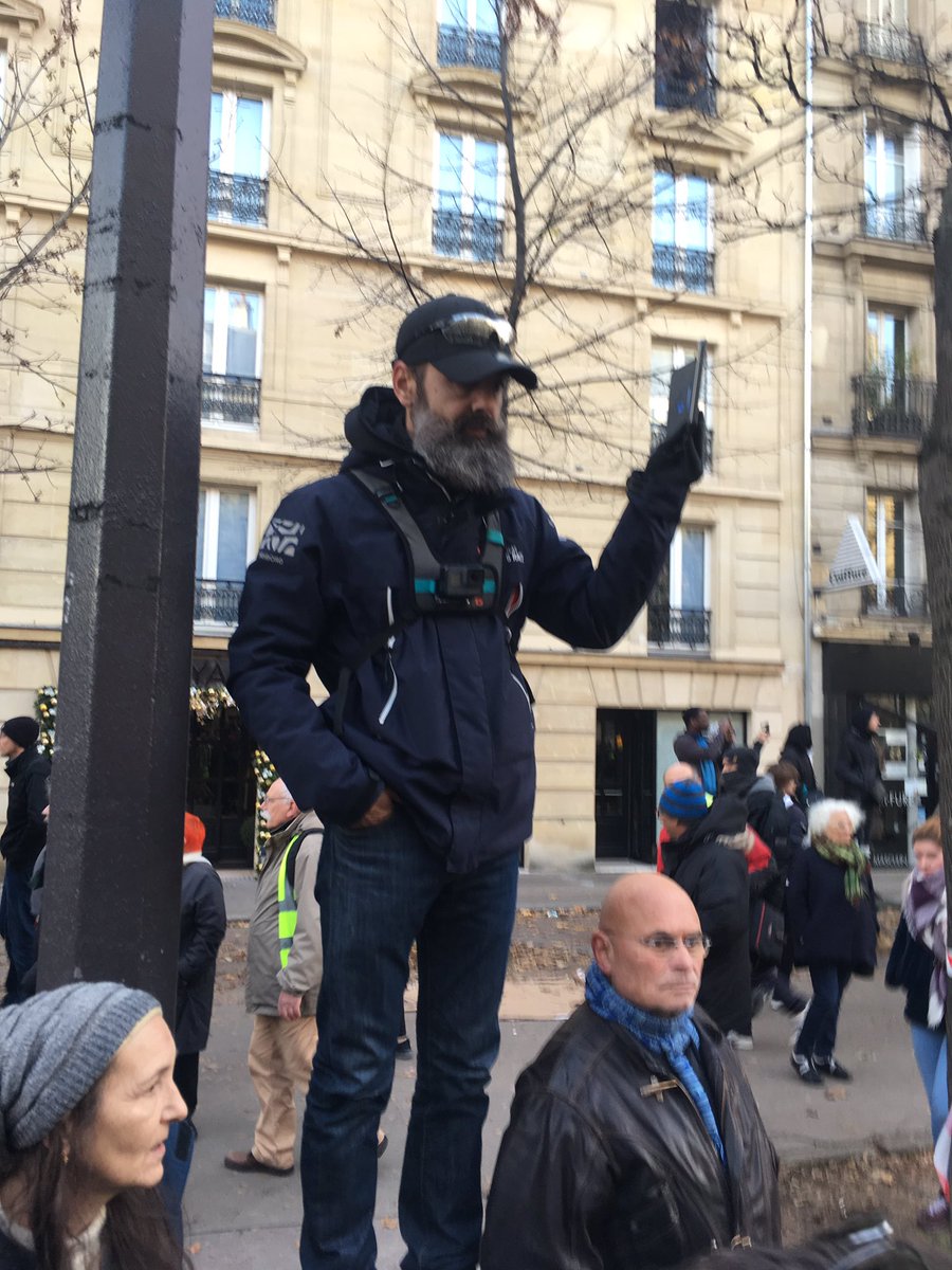 L_heguiaphal's tweet photo. Jérôme Rodrigues en haut du boulevard Raspail, un important cordon policier encadre le cortège de tête #grevedu10decembre https://t.co/6fsaCw6Z8Z