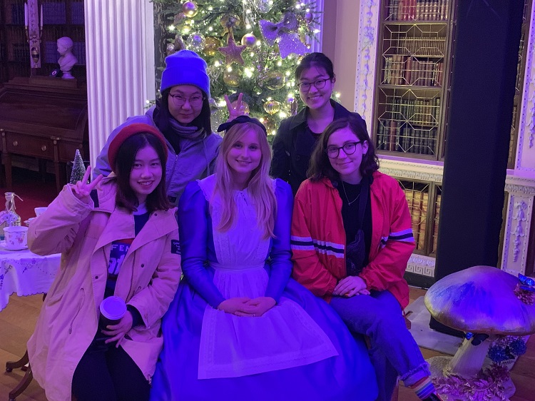 SPC_Oxford's tweet photo. What did our #visitingstudents do to celebrate the end of their first busy term? Take a trip to @BlenheimPalace for the 'Alice in the Palace' exhibition and #Christmas market, of course! 🎄☃️🎅 https://t.co/Q6NpNZI0wz