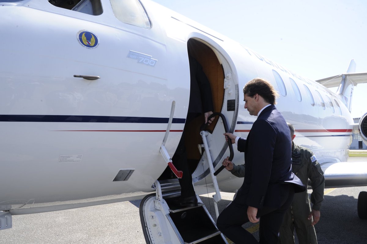 LuisLacallePou's tweet photo. Junto al presidente Tabaré Vázquez rumbo a Buenos Aires para participar de la asunción del Presidente de la República Argentina Alberto Fernández. https://t.co/8zoyvPcjsv