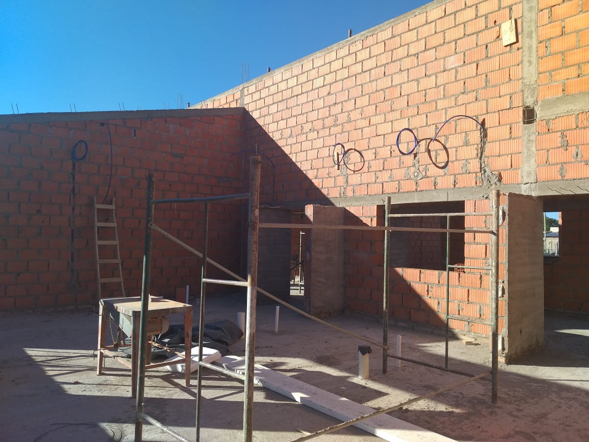 En el CEM 82 de #SierraColorada se construyen nuevos espacios 🤩🚧Las obras de ampliación y refacción del establecimiento educativo al que asisten unos 200 estudiantes en jornada extendida, alcanzan un 27%.
✅Inversión provincial: $29.000.000.