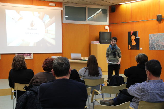 ajuntamentSPM's tweet photo. [NOTÍCIA]   L'exposició #Esquerdes de @SOSRacis fa visible i denuncia les formes de #racisme a les ciutats

📍Es pot visitar fins al 19 de desembre a la primera planta de la @bibliotecaSPM 

👉🏿+ info https://t.co/1we3wQcjLC https://t.co/YJNbsVySOg